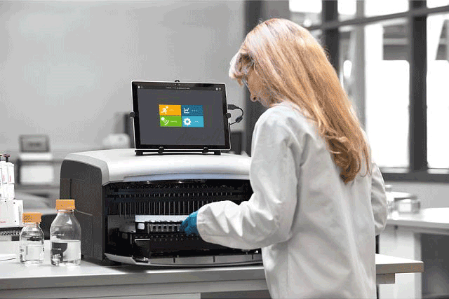 2019-lab-worker-using-maxwell-rsc-48